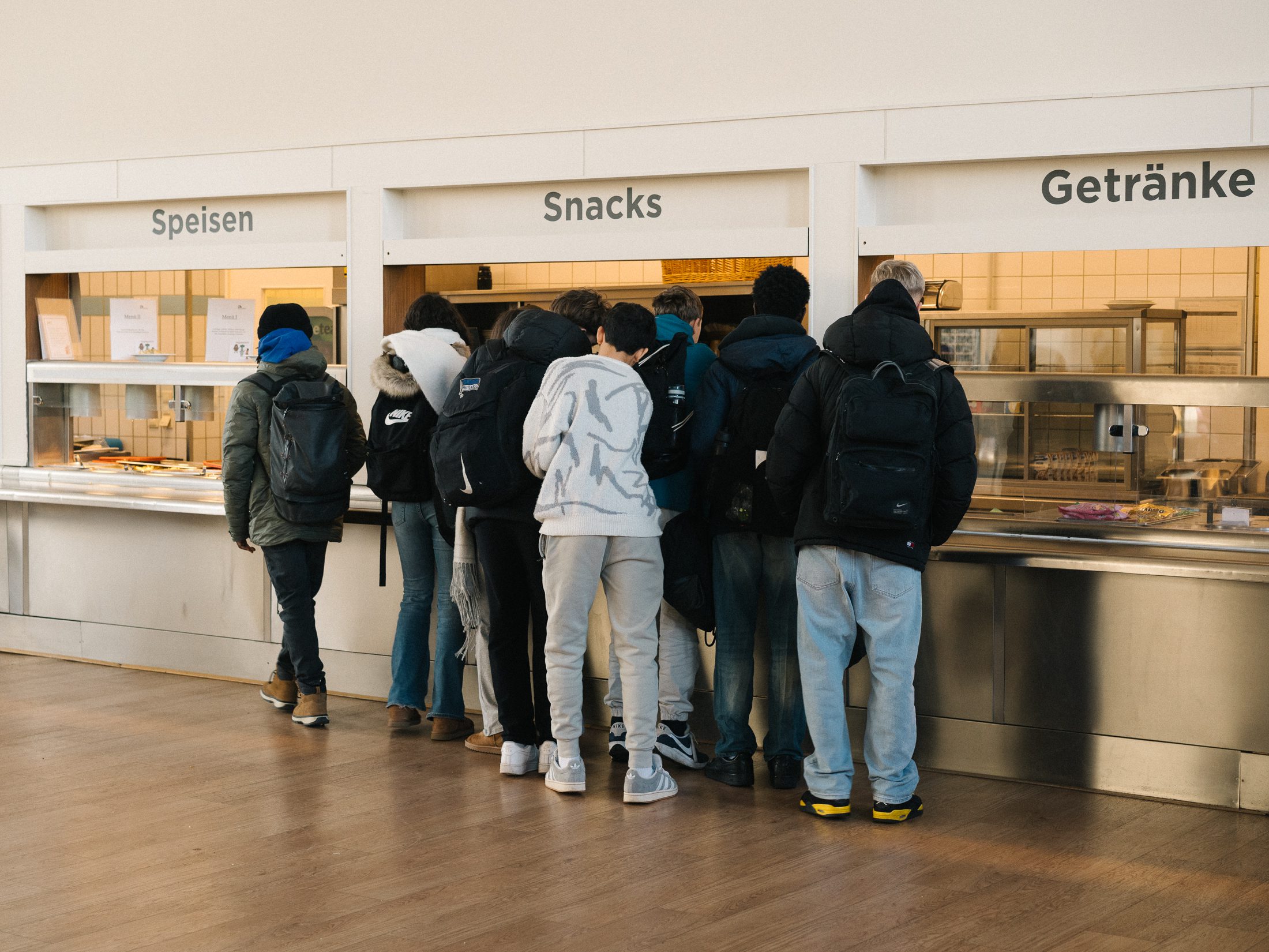 Schülerinnen und Schüler in der Berliner GREENs-mensa